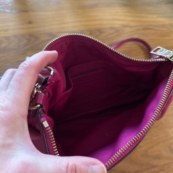 Coach hot pink bag with gold chain - Picture 2 of 3